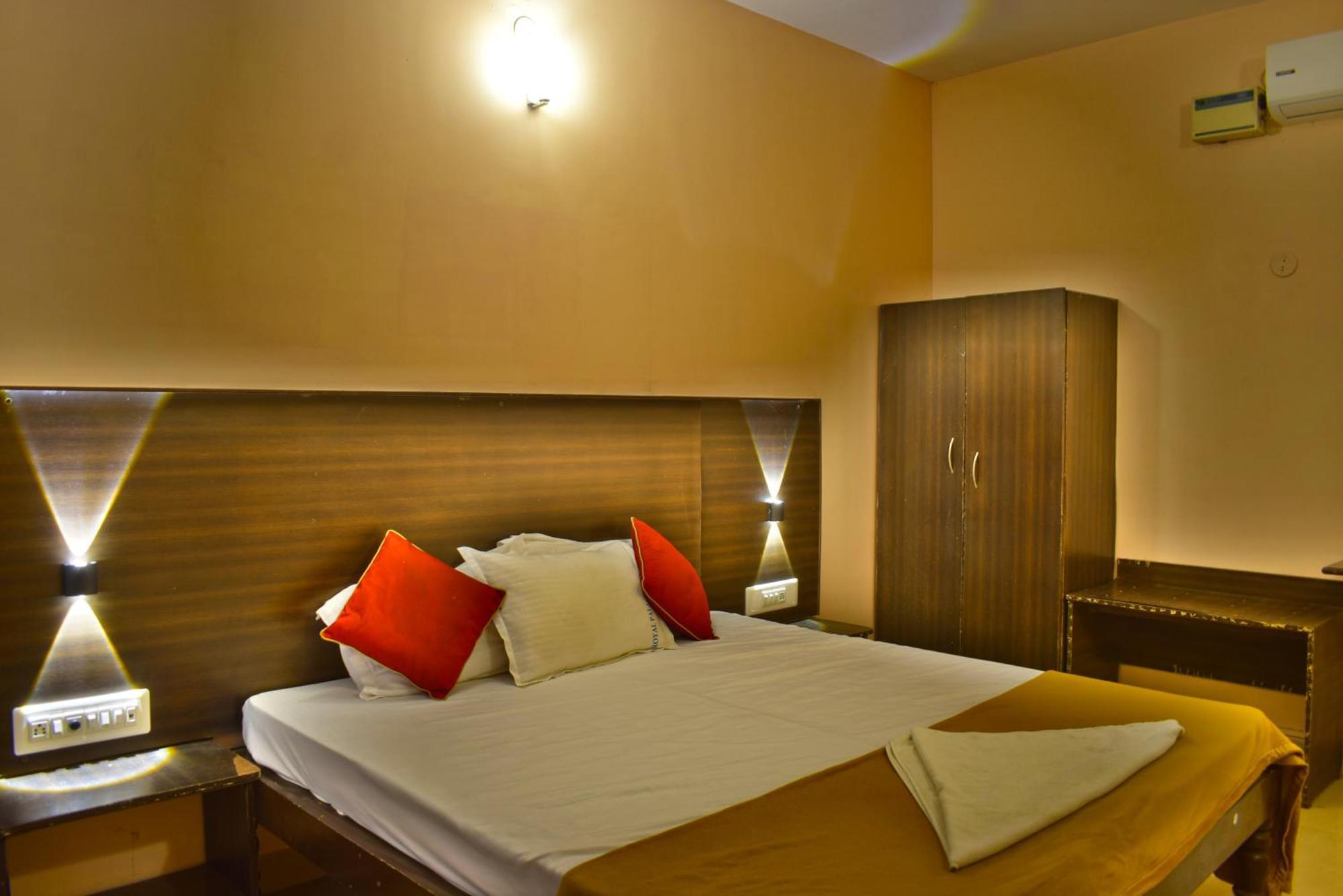 Jains Royal Palace Resorts Йелагири Екстериор снимка
